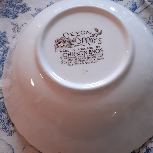 Johnson Brothers, Devon Sprays, Small Round Serving Bowl,  8" - Picture 2 of 4